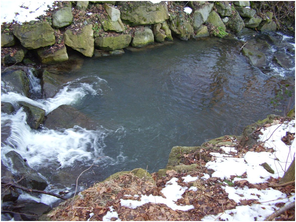 Obr. 1 Balvanitý práh o přepadové výšce cca 50 cm Obr. 1 Balvanitý práh o přepadové výšce cca 50 cm